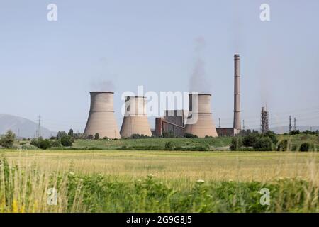 Centrale termica (TPP) Bobov dol con combustione illegale di rifiuti il giugno 2021. TEC o Tets Bobov dol con alto inquinamento atmosferico su un cielo blu. RDF Foto Stock