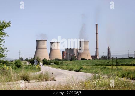 Centrale termica (TPP) Bobov dol con combustione illegale di rifiuti il giugno 2021. TEC o Tets Bobov dol con alto inquinamento atmosferico su un cielo blu. RDF Foto Stock