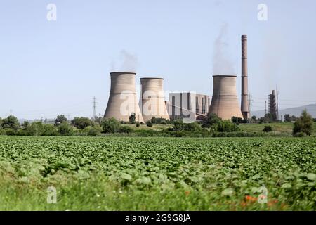 Centrale termica (TPP) Bobov dol con combustione illegale di rifiuti il giugno 2021. TEC o Tets Bobov dol con alto inquinamento atmosferico su un cielo blu. RDF Foto Stock