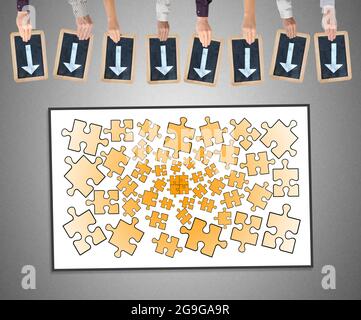 Mani che tengono slate di scrittura con frecce che puntano sul concetto di lavoro di squadra Foto Stock