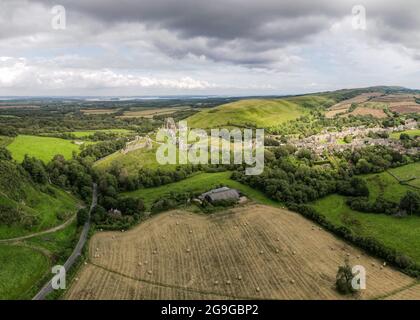 Default Vista aerea delle colline di Purbeck intorno al Castello di Corfe, una storica rovine vicino a Swanage in Dorsets Jurassic Coast-UK Foto Stock