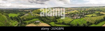 Vista aerea delle colline di Purbeck intorno al castello di Corfe, rovine storiche vicino Swanage in Dorset Jurassic Coast- UK Foto Stock