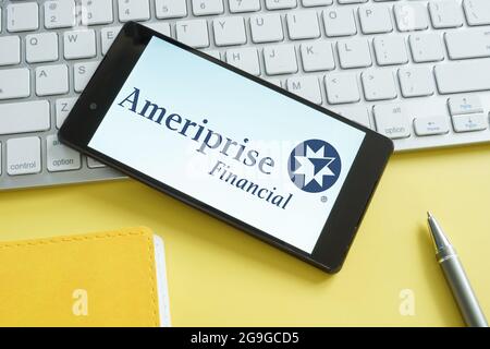 KIEV, UCRAINA - 30 giugno 2021. Tastiera e logo Ameriprise Financial sullo smartphone. Foto Stock