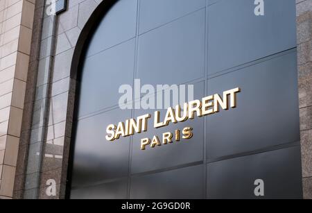 KIEV, UCRAINA - 25 luglio 2021. Nome del marchio Saint Laurent sopra l'ingresso del negozio. Foto Stock