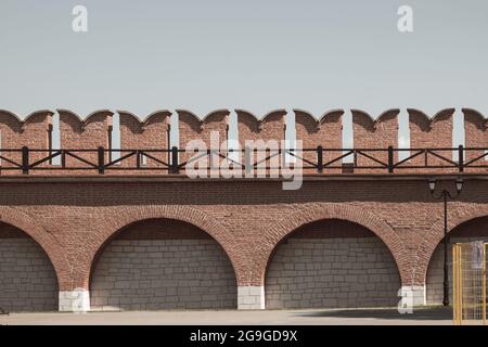 Frammento di bastione forte muro di mattoni dopo restauro.parete di confine medievale con rebbi curvi. Ristrutturazione della fortificazione, parte delle mura difensive della città. Foto Stock