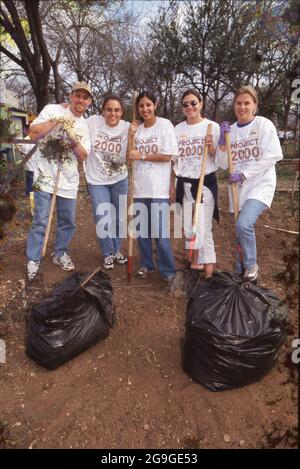 Austin, Texas USA, febbraio 19, 2000 studenti universitari che si sono offerti di volontariato per il progetto 2000 barriolo pulizia e abbellimento sforzo. ©Bob Daemmrich Foto Stock