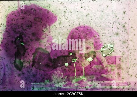 Austin, Texas USA, 26 1996 aprile: Madre travi come felice ragazzo di due anni celebra il suo secondo compleanno con due candele in cima al suo dessert. BAD6165F MR ET-0157. ©Bob Daemmrich Foto Stock