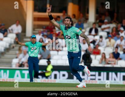 LONDRA, INGHILTERRA - 22 luglio: Reece Topley of Oval Invincibles celebra la cattura di Joe Clarke of Manchester Originals catturato da Sam Billings of Oval I. Foto Stock