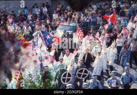 Austin, Texas USA, 1988: Un piccolo gruppo di membri di Ku Klux Klan sfilano attraverso il centro di Austin, dove vengono incontrati da una folla ostile anti-KKK. ©Bob Daemmrich Foto Stock