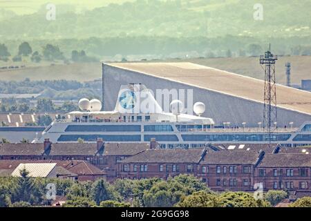 Glasgow, Scozia, Regno Unito, 26 luglio, 2021. Azamara nave da crociera di ricerca lascia il clyde dopo covid come l'industria turistica riprende e torreggia sopra gli affittuari sulla banca. Credit: Gerard Ferry/Alamy Live News Foto Stock