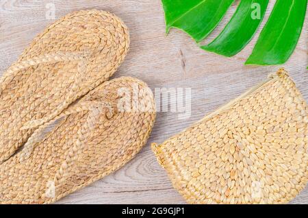 Flip flop e borsa in giacinto d'acqua o giacinto d'acqua galleggiante, materiale naturale. Il concetto ecologico del prodotto. Foto Stock