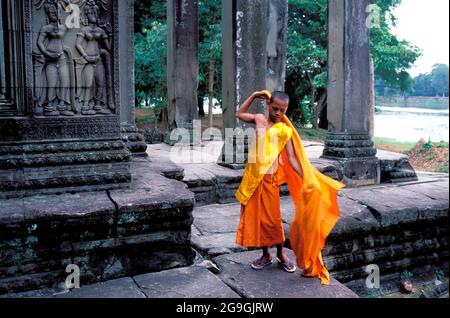 Cambogia, Ankgor, Tempio dell'IVA di Angkor, patrimonio mondiale dell'UNESCO, monaco dei novizi Foto Stock