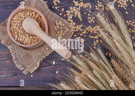 Macinacaffè in legno riempito con grani di grano secco. Foto Stock