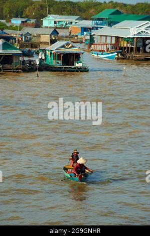 Sud-est asiatico, Cambogia, lago Tonle SAP, Riserva della Biosfera dell'UNESCO nel 1997, Chong Kneas, villaggio galleggiante vietnamien Foto Stock