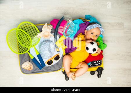 La bambina si stese nella suite di viaggio piena di cose Foto Stock