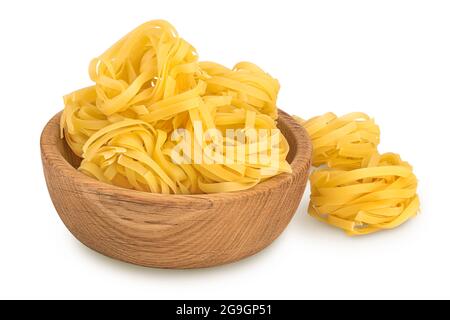 Tagliatelle grezze in ciotola di legno isolato su fondo bianco con percorso di ritaglio e profondità di campo completa Foto Stock