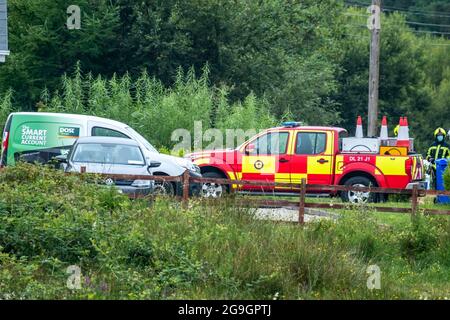 DONEGAL , IRLANDA - LUGLIO 26 2021 : le forze di soccorso aiutano a un incidente automobilistico a Portnoo durante la pandemia. Foto Stock