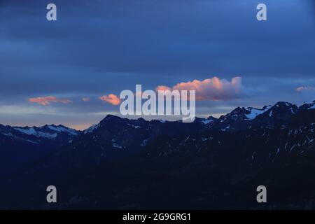 Nuvole luminose sulle montagne vicino al passo di Grimsel. Foto Stock