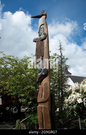 Totem pole in giornata di sole in Alaska Foto Stock