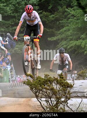 Shizuoka, Giappone. 26 luglio 2021. David Valero Serrano (top) della Spagna compete durante la corsa di fondo maschile monutano a Shizuoka, Giappone, 26 luglio 2021. Credit: He Changshan/Xinhua/Alamy Live News Foto Stock