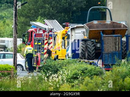 DONEGAL , IRLANDA - LUGLIO 26 2021 : le forze di soccorso aiutano a un incidente automobilistico a Portnoo durante la pandemia. Foto Stock