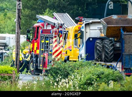 DONEGAL , IRLANDA - LUGLIO 26 2021 : le forze di soccorso aiutano a un incidente automobilistico a Portnoo durante la pandemia. Foto Stock