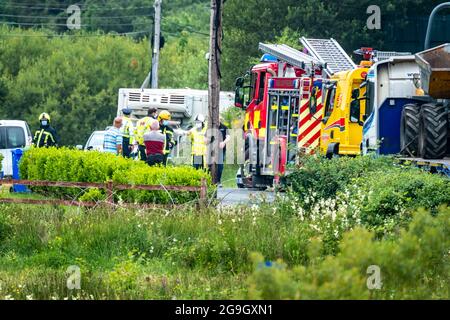 DONEGAL , IRLANDA - LUGLIO 26 2021 : le forze di soccorso aiutano a un incidente automobilistico a Portnoo durante la pandemia. Foto Stock