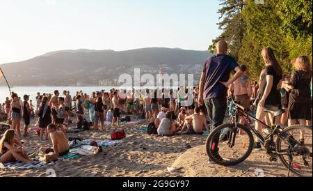 Folla di persone che festeggiano in spiaggia durante il Drum Circle. Foto Stock