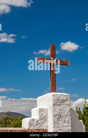 Golden, New Mexico - una croce alla Chiesa Cattolica di San Francisco de Aseis. Costruita nel 1830 dopo che l'oro è stato scoperto nella zona, la chiesa era abando Foto Stock