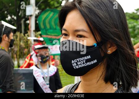 26 luglio 2021, Quezon City, Regione della capitale Nazionale, Filippine: Protesta dei filippini sull'ultimo stato della nazione Discorso del presidente Rodrigo Roa Duterte...UN protetore indossa una maschera con stampa ''Activisim is not Terrorism' (Credit Image: © George Buid/ZUMA Press Wire) Foto Stock