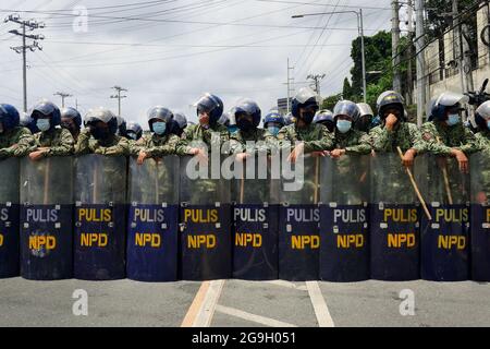 26 luglio 2021, Quezon City, Regione della capitale Nazionale, Filippine: Filipinos protesta sull'ultimo stato della nazione Discorso del presidente Rodrigo Roa Duterte...la polizia forma una barricata mentre attendono i manifestanti per arrivare. (Immagine di credito: © George Buid/ZUMA Press Wire) Foto Stock