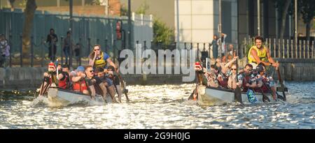 Barrister che partecipano a una gara di drago presso il Docklands Sailing and Watersport Center come parte di una raccolta fondi organizzata da Brick Court Chambers Foto Stock