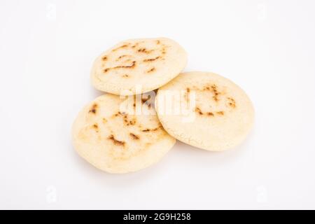 Pila di arepas fatta con farina di mais su fondo bianco, cibo tipico latino-americano. Sono generalmente mangiati in paesi come il Venezuela Foto Stock