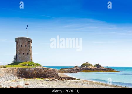 Le Hocq Tower e Common sulla riva sud di Jersey, Isole del canale, Gran Bretagna, in una giornata estiva soleggiata. Foto Stock