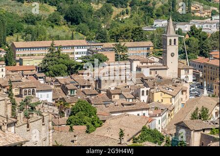 Vista panoramica aerea del centro storico di Spoleto, con alcuni tetti danneggiati dal terremoto Foto Stock