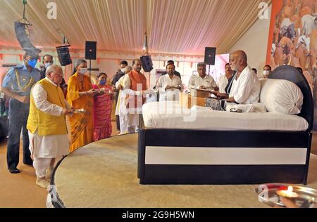 Lok Sabha del Parlamento indiano Om Birla, governatore del Rajasthan Kalraj Mishra, ministro dell'Agricoltura Lalchand Kataria e altre dignitreies esegue aarti del libro mitologico santo Ramayan in RAM Katha di Hindu Sant Morari Bapu a Nathdwara. (Foto di Sumit Saraswat/Pacific Press) Foto Stock