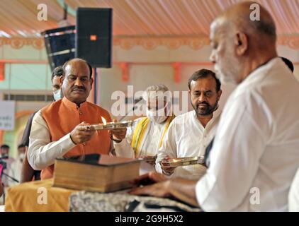 Il portavoce di Lok Sabha del Parlamento indiano Om Birla esegue aarti del libro santo Ramayan in RAM Katha dell'indù Sant Morari Bapu a Nathdwara. (Foto di Sumit Saraswat/Pacific Press) Foto Stock