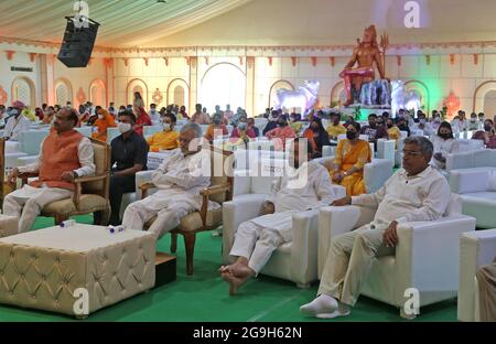 Nathdwara, India. 15 luglio 2021. Lok Sabha, portavoce del Parlamento indiano Om Birla, Presidente dell'Assemblea del Rajasthan CP Joshi, Ministro dell'Agricoltura Lalchand Kataria, leader del Congresso Sanyam Lodha e altre dignitari che ascoltano la storia mitologica di Lord Rama di Hindu Sant Morari Bapu ad una RAM Katha Nathdwara. (Foto di Sumit Saraswat/Pacific Press) Credit: Pacific Press Media Production Corp./Alamy Live News Foto Stock