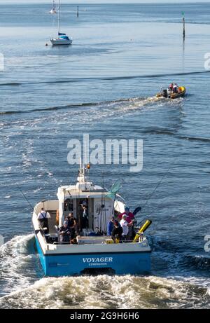 charter pesca viaggio barca lasciando il porto o porto di lymington, pesca anglers barca per la pesca in mare. Foto Stock