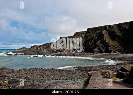 Hartland Quay situato nel Devon nord vicino al confine con la Cornovaglia. Le spettacolari scogliere e le rocce rugose offrono una vista mozzafiato sulla costa. Foto Stock