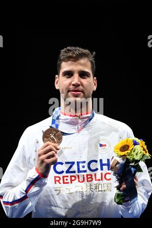 Tokyo, Giappone. 26 luglio 2021. Alexander Choupenitch della Repubblica Ceca si pone durante la cerimonia di vittoria per l'individuo di lamina degli uomini ai Giochi Olimpici di Tokyo 2020 a Tokyo, Giappone, il 26 luglio 2021. Credit: Zhang Hongxiang/Xinhua/Alamy Live News Foto Stock