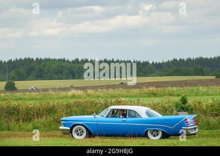 Vecchia auto d'epoca classica che guida in campagna Foto Stock