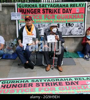 Whitehall, Londra, Regno Unito. 26 luglio 2021. Ex-Gurkhas stadio uno sciopero della fame per la parità pensionistica di fronte a Downing Street. Credit: Matthew Chpicle/Alamy Live News Foto Stock