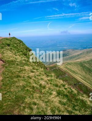 Walker sulla cima di Pen y fan, Brecon Beacons, Powys, Galles. Foto Stock