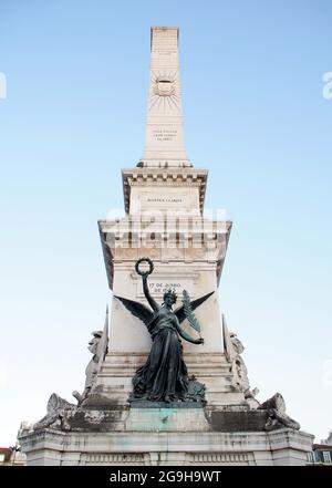 Statua che simboleggia la vittoria sul lato nord del Monumento ai restauratori in Piazza Restauradores, eretto nel 1886, Lisbona, Portogallo Foto Stock