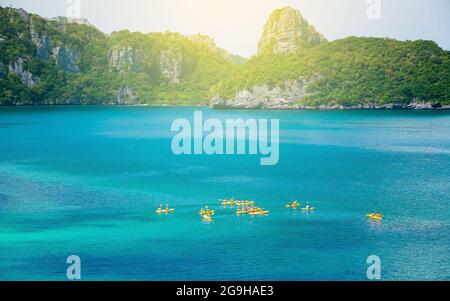 Vista aerea dei turisti in kayak sul mare blu con sfondo verde dell'isola. Kayak alle isole tropicali in estate. MU Koh Ang Thong, Thailandia. Foto Stock