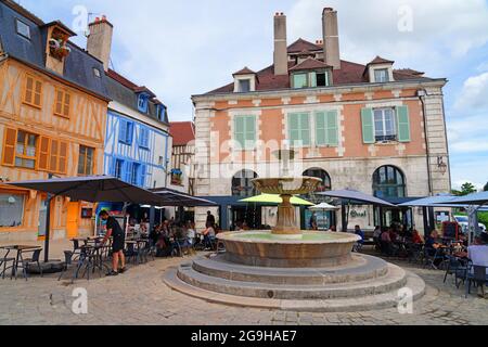 AUXERRE, FRANCIA -28 GIU 2021- Vista del luogo di riferimento Saint-Nicolas, una piazza medievale con una fontana in Auxerre, capitale del dipartimento Yonne Foto Stock