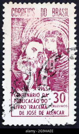 BRASILE - CIRCA 1965: Un francobollo stampato in Brasile mostra Jose de Alencar e la principessa indiana, centenario della pubblicazione di Iracema, circa 1965 Foto Stock