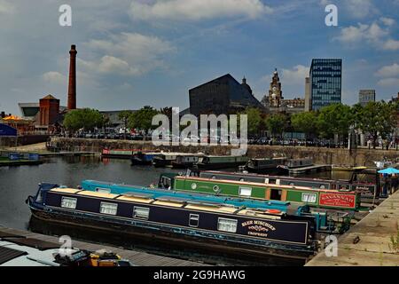 Estate in città, le barche dei canali ormeggiate a Salthouse attraccano Liverpool dominate dagli edifici del molo, tra cui gli edifici Liver Foto Stock