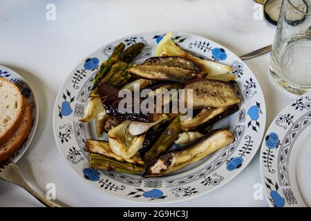 Insalata di verdure alla griglia con aglio. Zucchine, melanzane e peperone in un piatto. Foto Stock